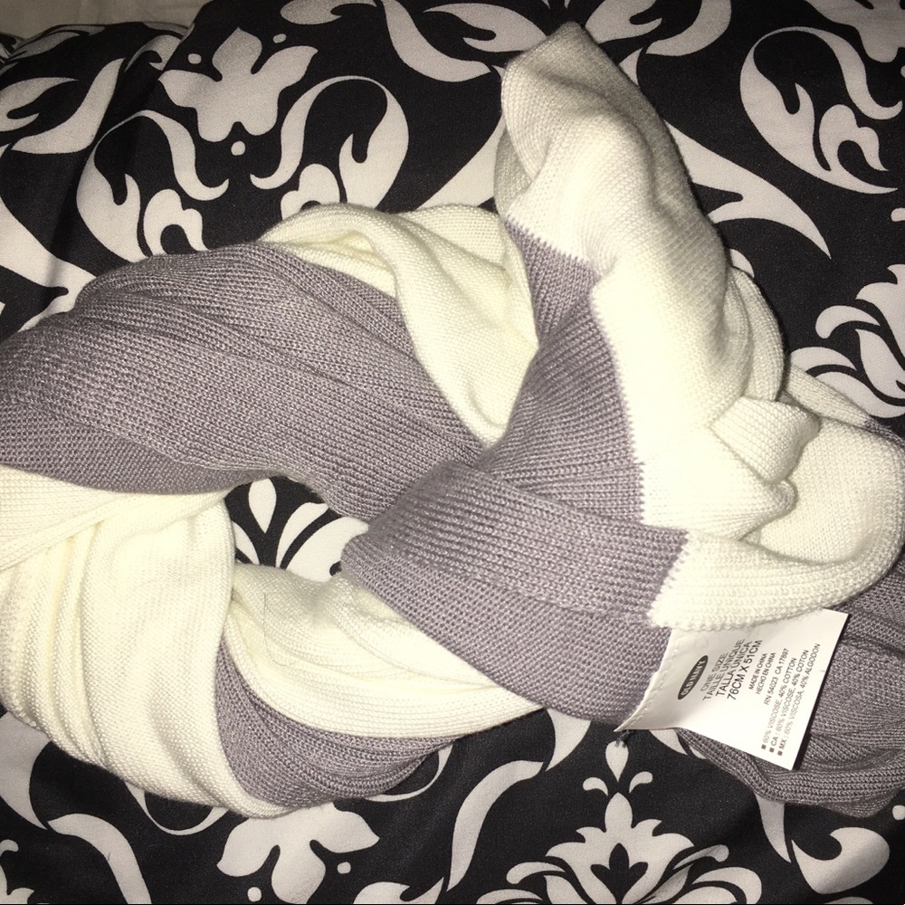 3 for 10 💋*Old Navy* Gray/White Infinity Scarf